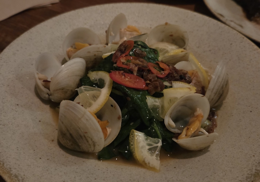 Stir-fried clams full of Asian flavors