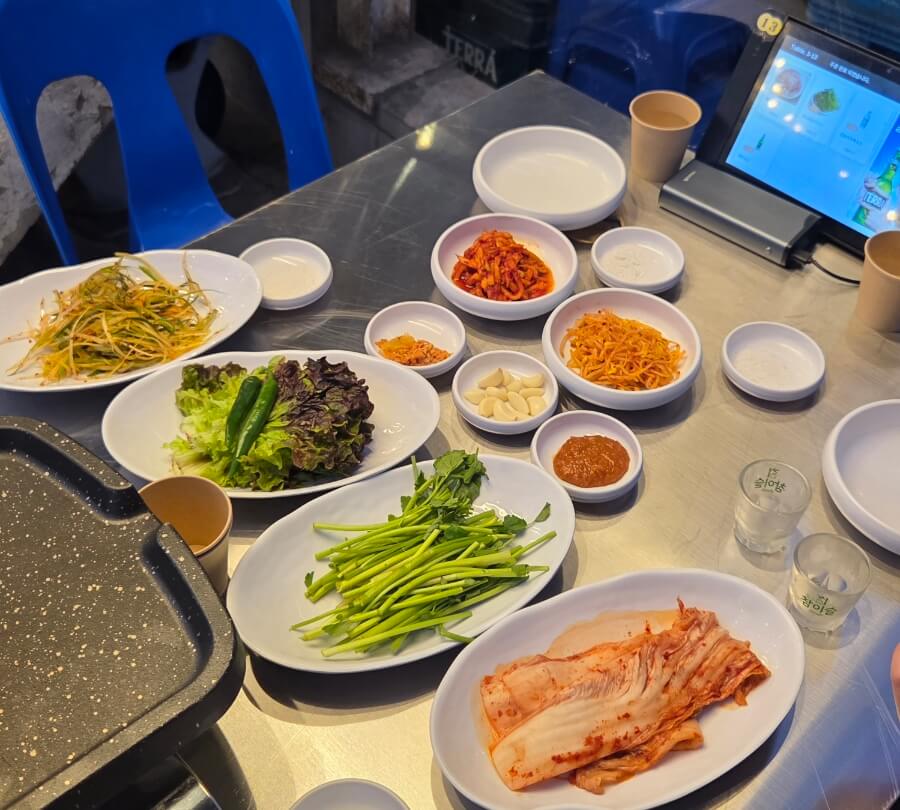 Kimchi, minari, and fresh vegetables
Unlimited refill from self bar
Perfect pairing with pork belly