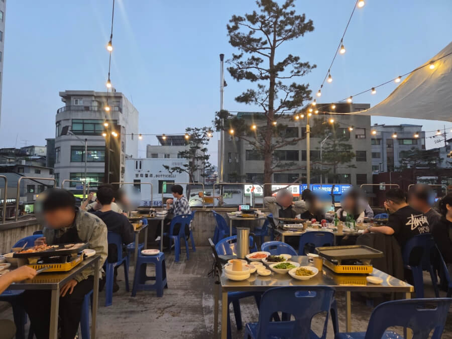 Open-air rooftop with a relaxed vibe
Less crowded than Euljiro BBQ streets
A hidden local favorite