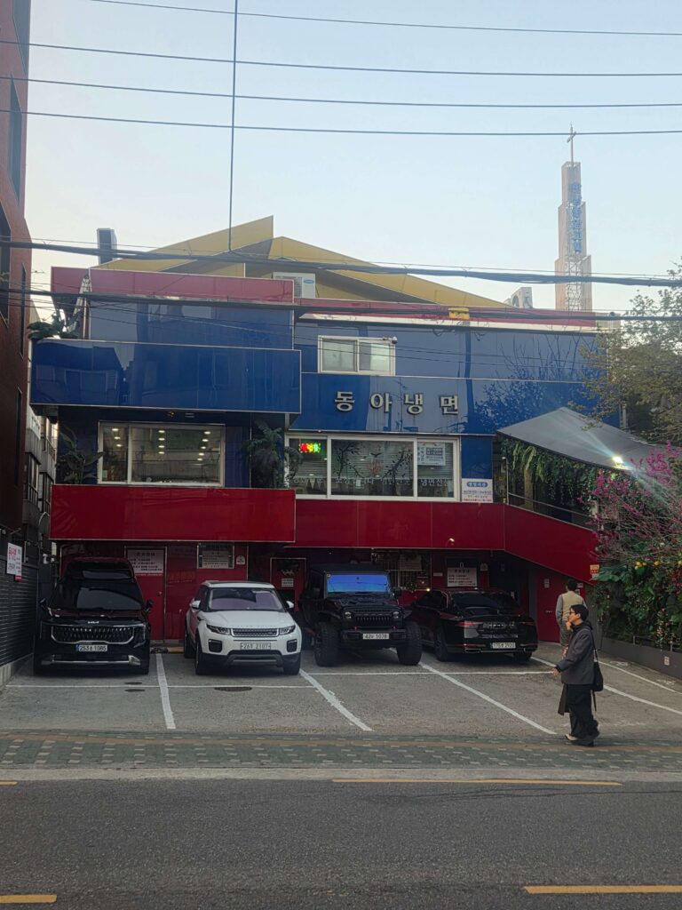 exterior entrance SeoulDong-A Naengmyeon Itaewon — the line forms early, especially between 11 AM and 1 PM.