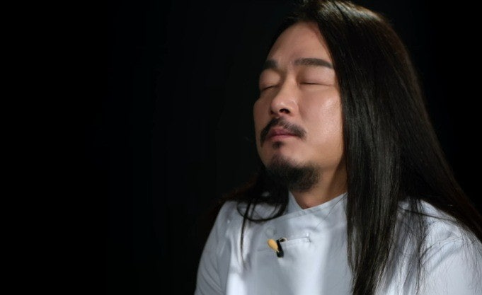 Michelin-starred chef Kim Do-yun of Myeon Seoul and YUN Seoul, known for cooking with headphones on Netflix Culinary Class Wars Season 1