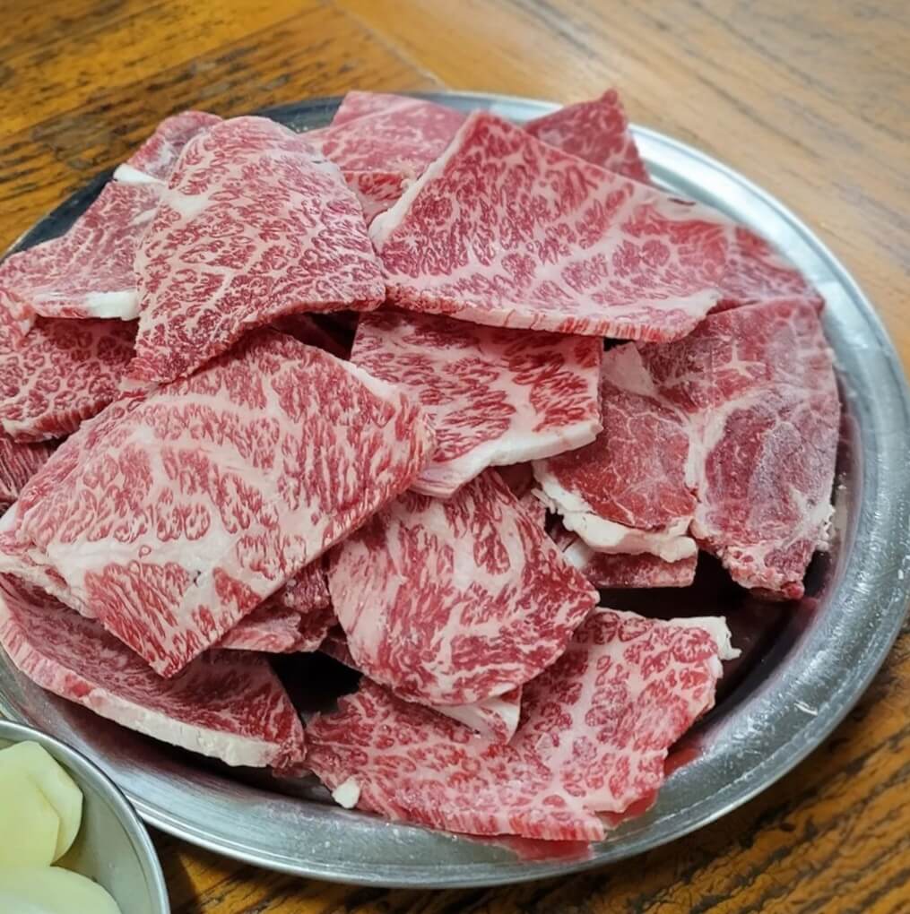 Premium 1++ grade flash-frozen Hanwoo ribeye served raw at Sanbul Deungsim Euljiro