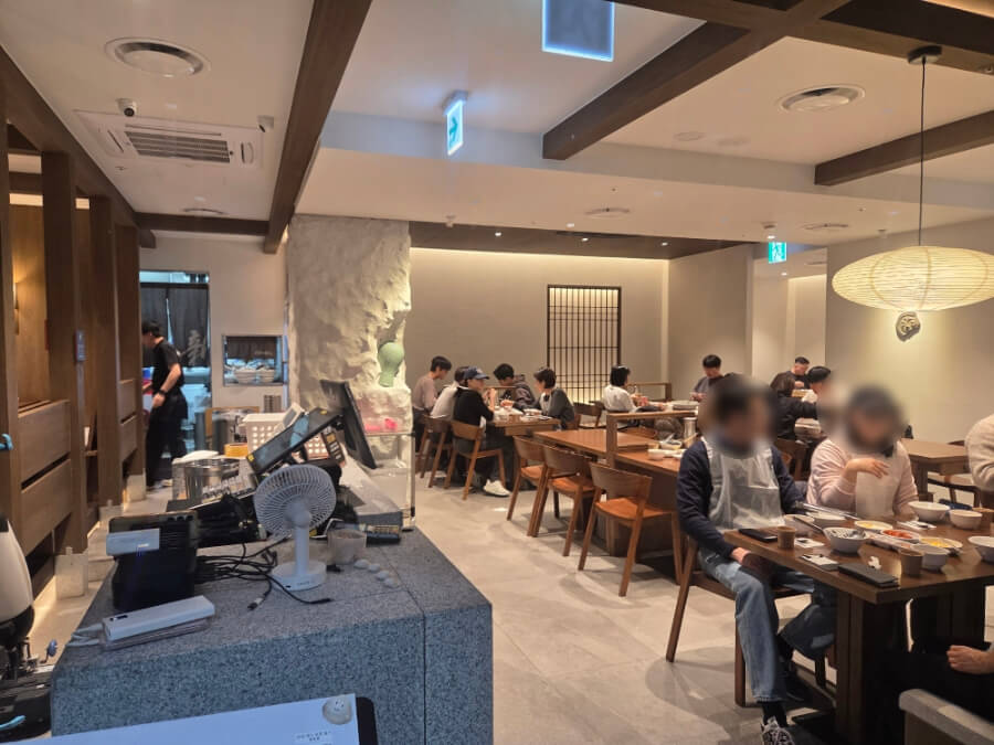 Modern interior of Shilla Jemyeon Jamsil restaurant