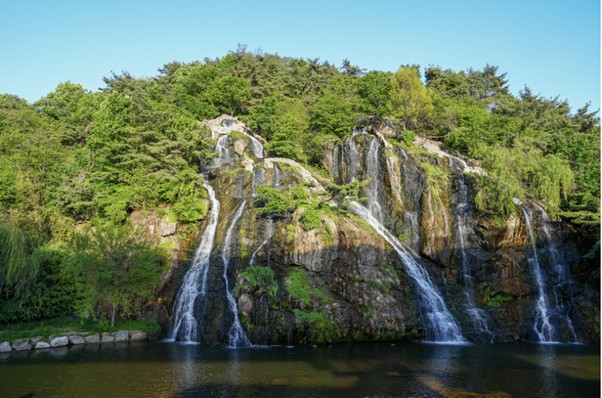 A unique spot in Seoul where you can experience a large urban waterfall that feels almost like being in Jeju.
