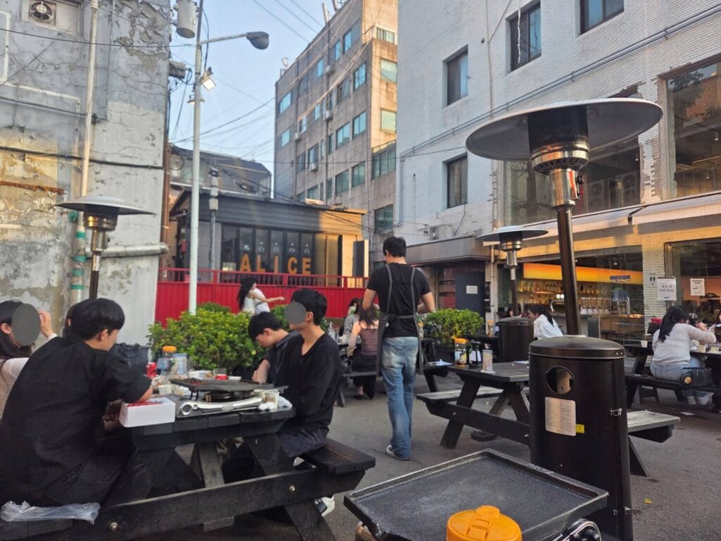 Itaewon outdoor BBQ setting with crowded tables and vibrant energy.
A must-visit spot for experiencing Seoul’s nightlife dining culture