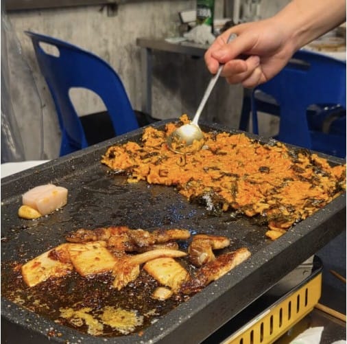 Stone plate fried rice at Taetae Samgyeop, a popular Korean BBQ restaurant in Sindang, Seoul
