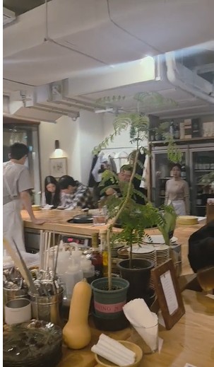 The lively open kitchen and bar counter at Yojeong Yeouido.