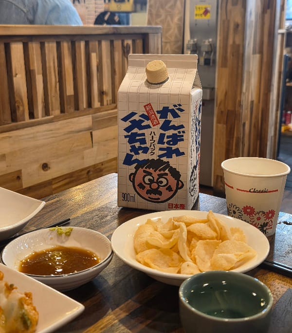 Ganbare Otousan sake with complimentary shrimp chips and salad.
A perfect pairing with warm fish cakes in Seoul Central Market.
