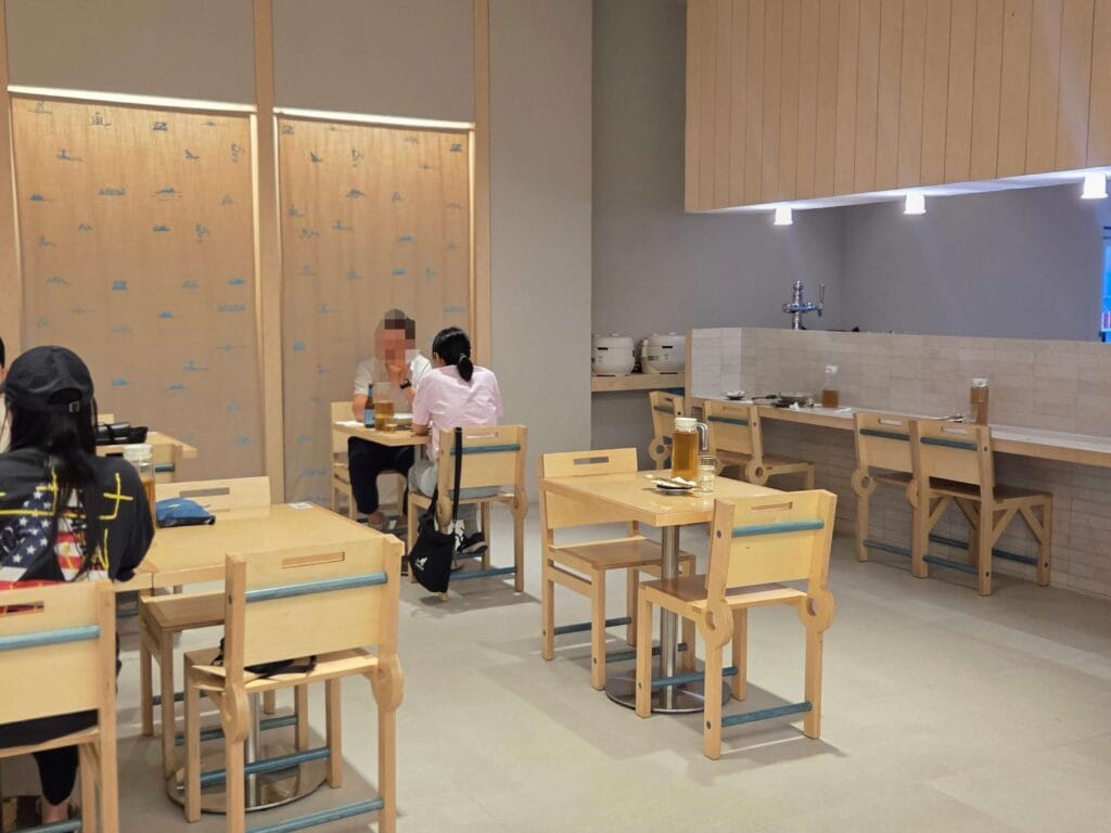 The spacious and comfortable seating arrangement at Nanpo Gwanghwamun.