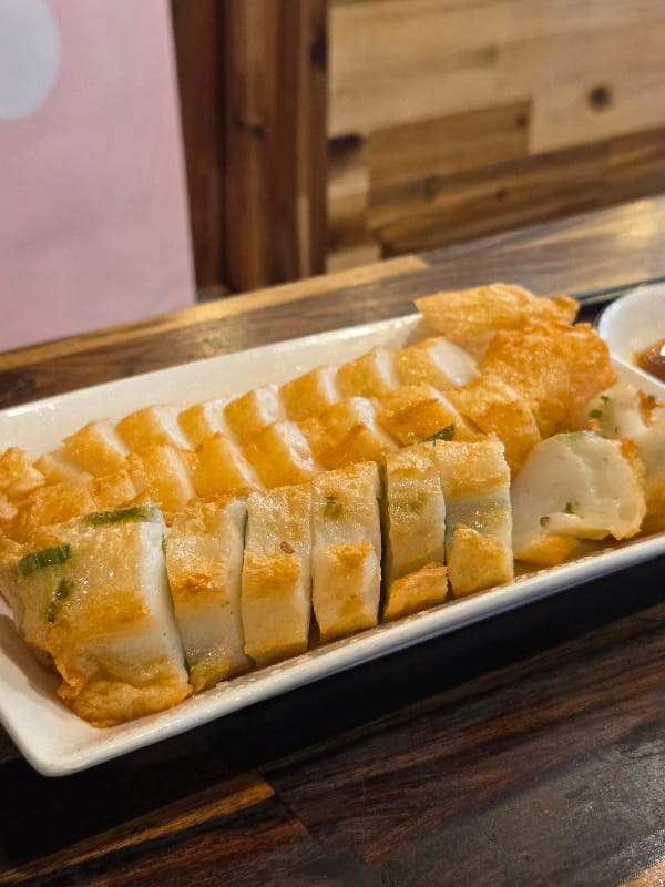 Freshly heated handmade fish cakes at Ippo Fish Cake in Seoul Central Market.
Thick, flour-free texture with rich fish flavor and large portions.