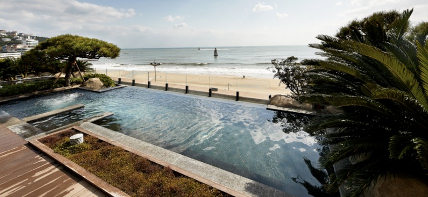 Cimer, the outdoor hot spring spa, is located on the 4th floor of the Main Wing