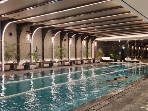 Cosmopolitan Pool and Warm Jacuzzi Experience
