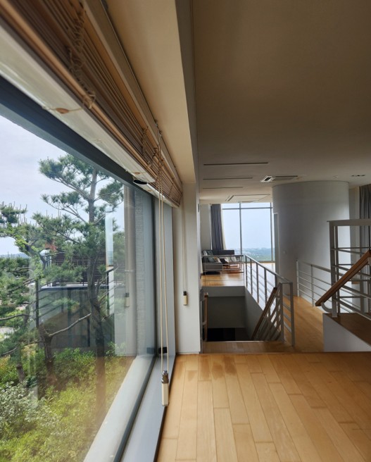 The second floor features a seamless living room and kitchen, complete with an open-air jacuzzi.