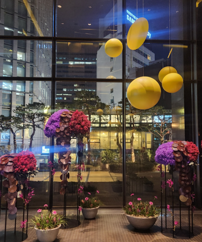 True to the brand worldwide, the lobby of Four Seasons Hotel Seoul is always adorned with stunning fresh floral arrangements