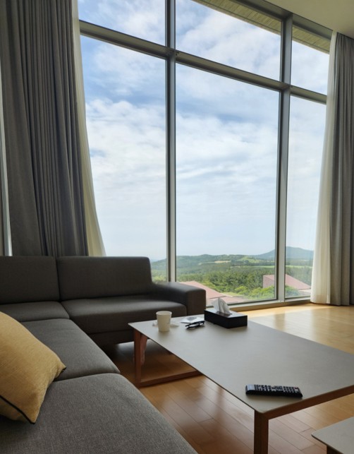 Floor-to-ceiling windows allow you to fully immerse yourself in the breathtaking views of Jeju