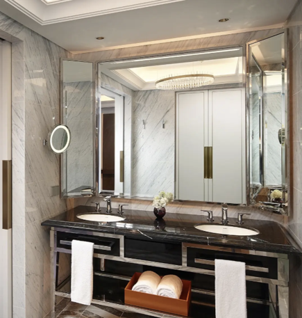 The Executive Tower at Lotte Hotel Seoul Myeongdong features a sophisticated design concept centered around white marble and gold accents.