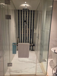 King Bed Deluxe Room for a Family Stay 4