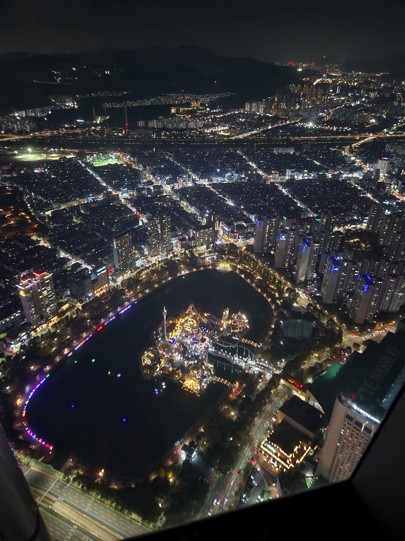 Signiel Seoul jamsil night Seokchon lake view