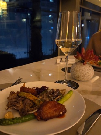 Club Lounge Happy Hour Menu and Atmosphere 7
