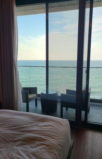 A balcony at Ananti Busan Hotel perfect for drinking wine while looking at the sea