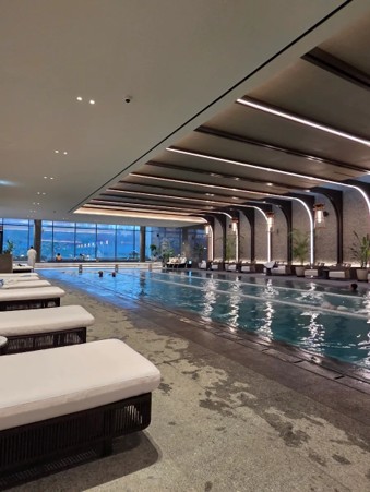 Cosmopolitan Pool and Warm Jacuzzi Experience