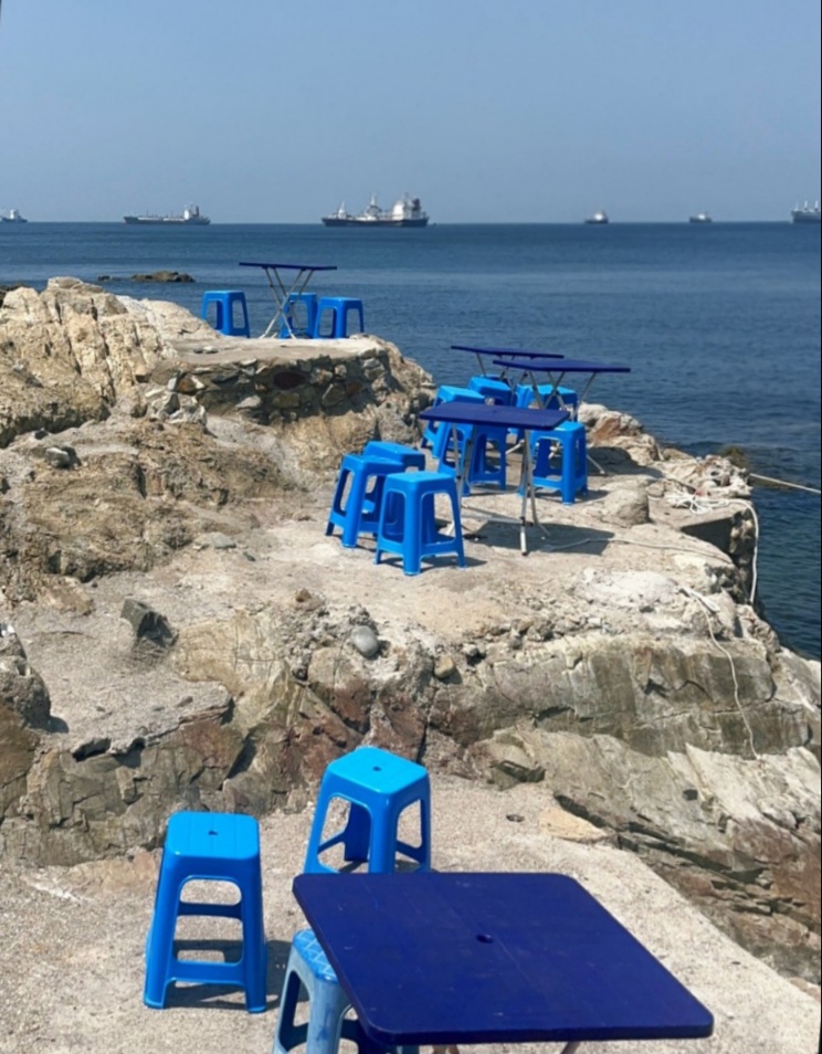 Outdoor rock yajang seating at Yeongdo Haenyeochon